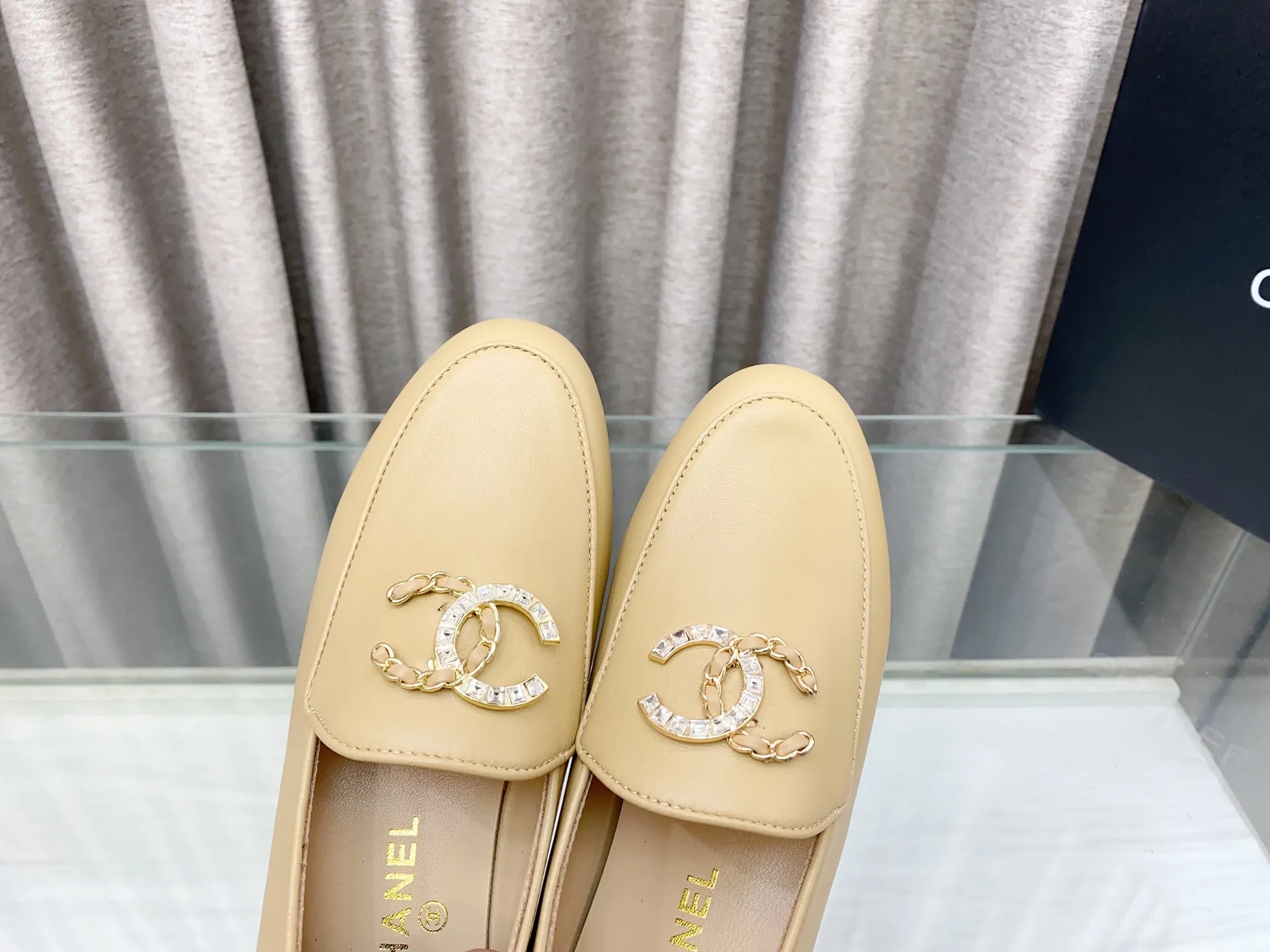 👟👟Ex-factory price 620👟👟 25Fw new spring and summer Chanel small perfume diamond double C half slippers/Loaf single shoes. Versatile style that you don’t get tired of. Super classic style. Casual with exquisiteness and stable temperament. This spring and summer is a beautiful bonus treasure! Upper: Lambskin Lining: Lambskin lining High heels: Flat soles: Italian genuine leather outsole Size: 35-39 (40 and 41 customizations are not returnable)